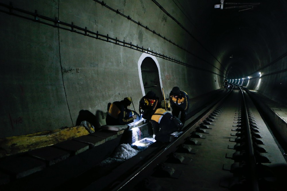 白塔铁路运营隧道病害现状